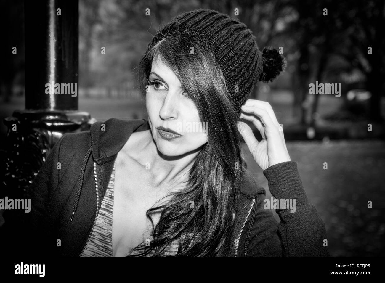 Donna che indossa un cappello a maglia Foto Stock
