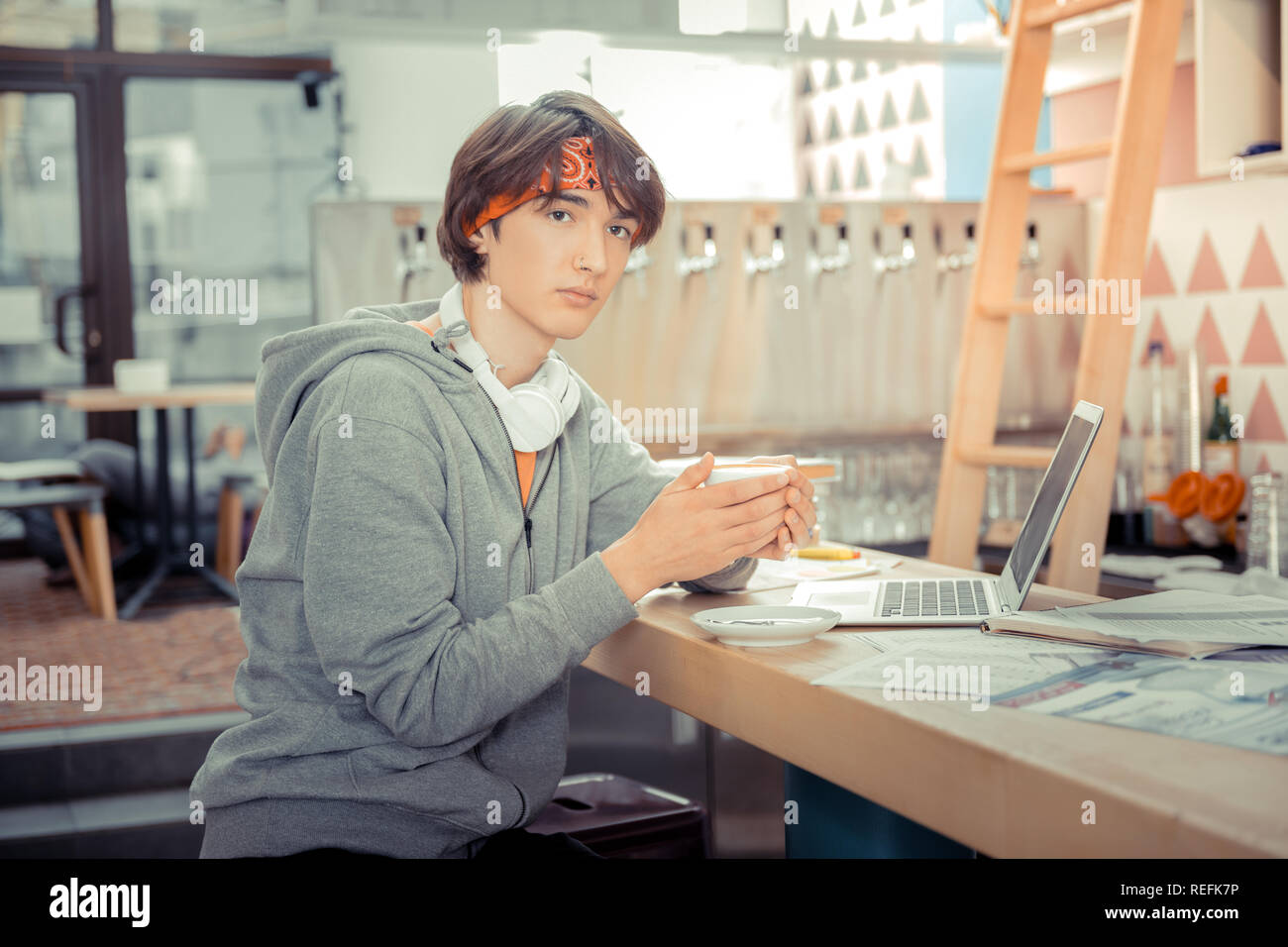 Adolescente a bere caffè e a lavorare con il computer i th cafe Foto Stock