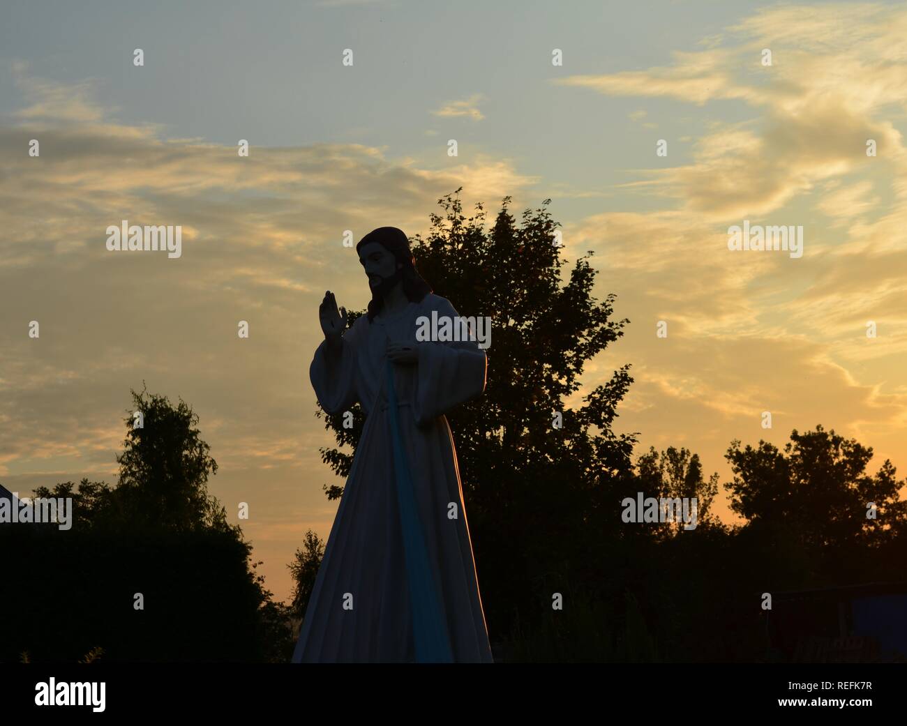 Vecchia croce al cimitero e un grave Foto Stock