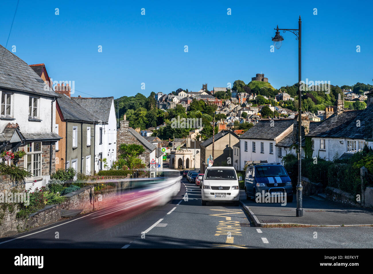 Launceston; traffico; Castello; Cornovaglia; Regno Unito Foto Stock