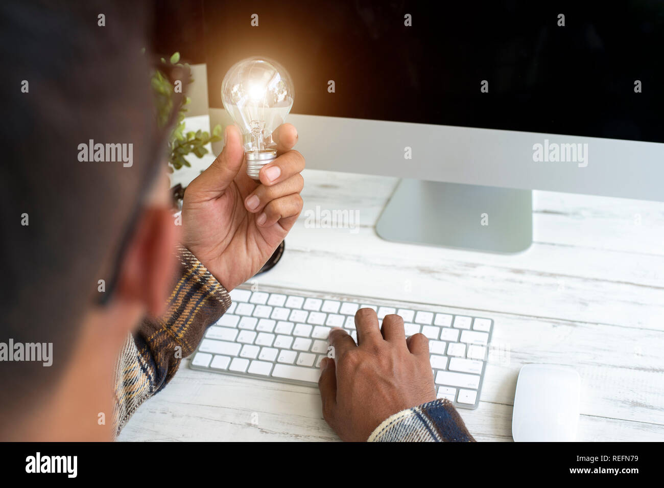 Interior designer idea a mano o la lampadina - Immagine Foto Stock