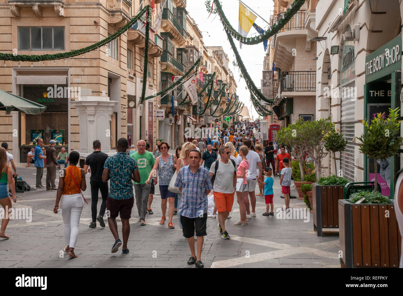 Repubblica occupato Street a La Valletta, Malta, pieno di gente e tenetevi pronti per il loro giorno di indipendenza il 21 settembre. Foto Stock