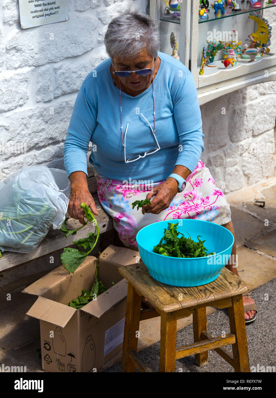 Old Lady preparare un pasto Foto Stock