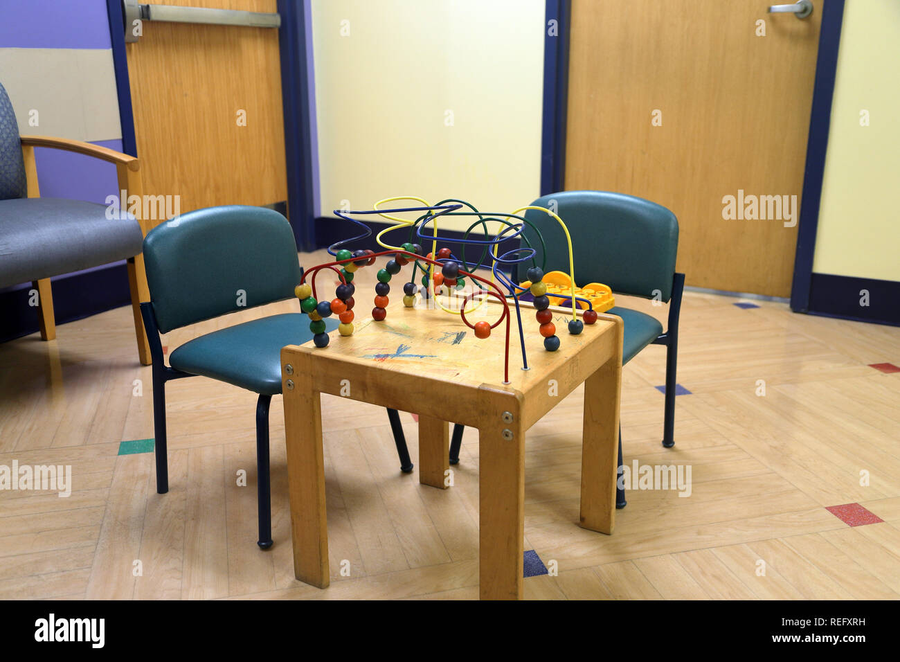 Chirldren clinica della sala di attesa di un ufficio medico con giocattoli Foto Stock