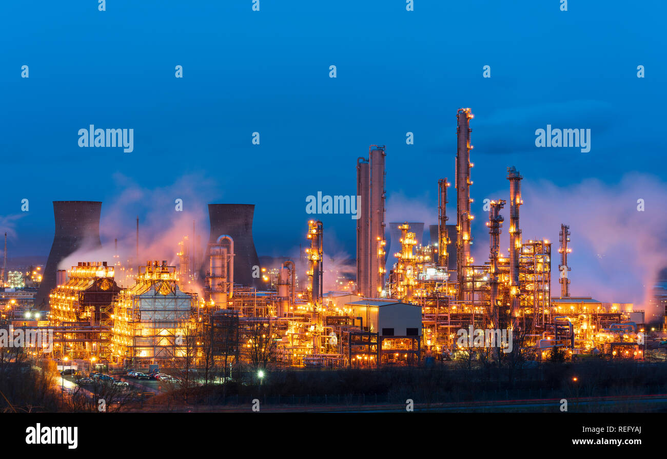Vista notturna dell'impianto petrolchimico Petroineos Grangemouth e della raffineria in Scozia, Regno Unito Foto Stock