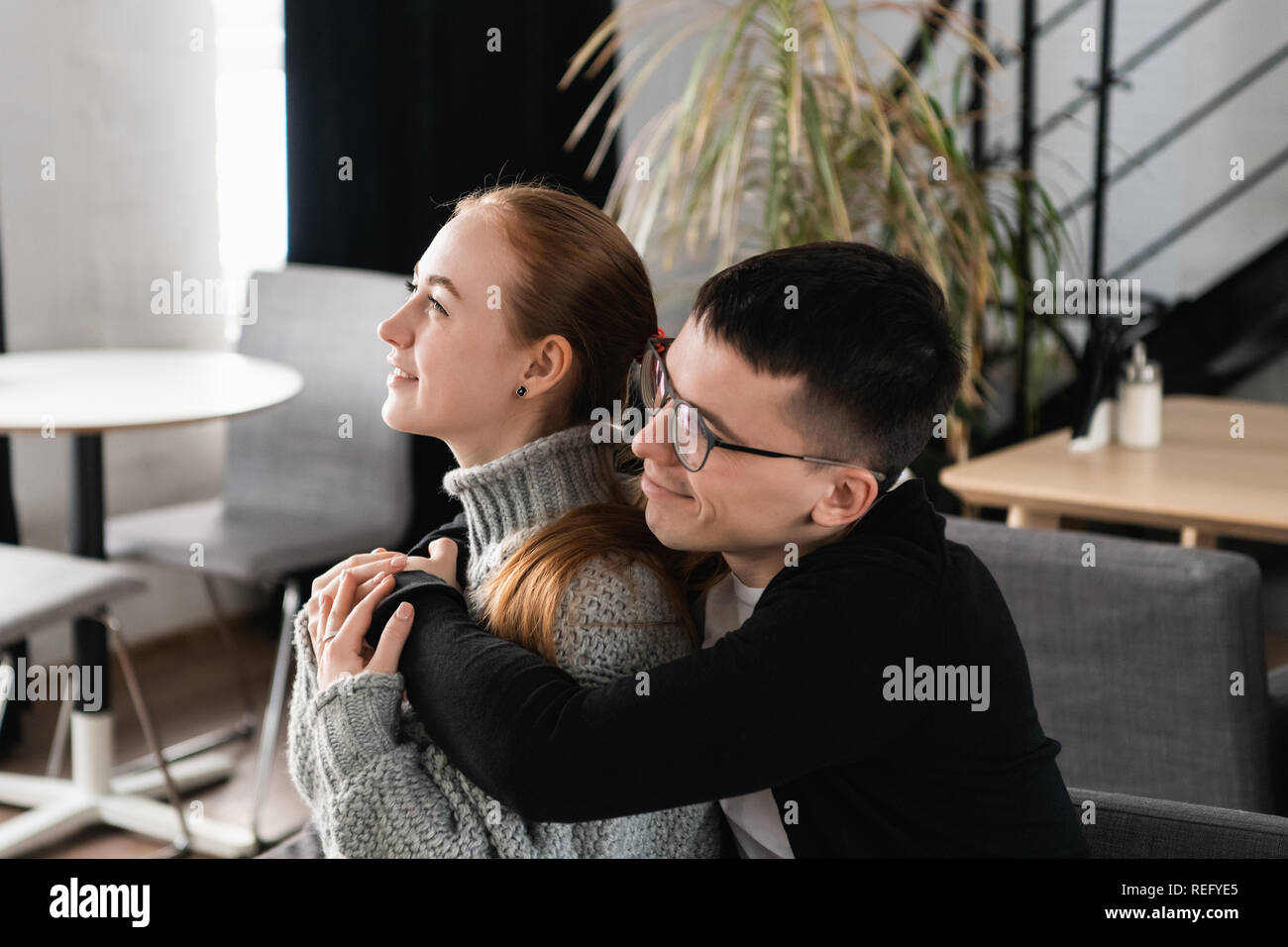 Due persone, l uomo e la donna nel cafe abbracciava, ridendo e godendo il tempo spesa con l'altra. Matura in amore su una data. Una storia di amore e il giorno di San Valentino Foto Stock