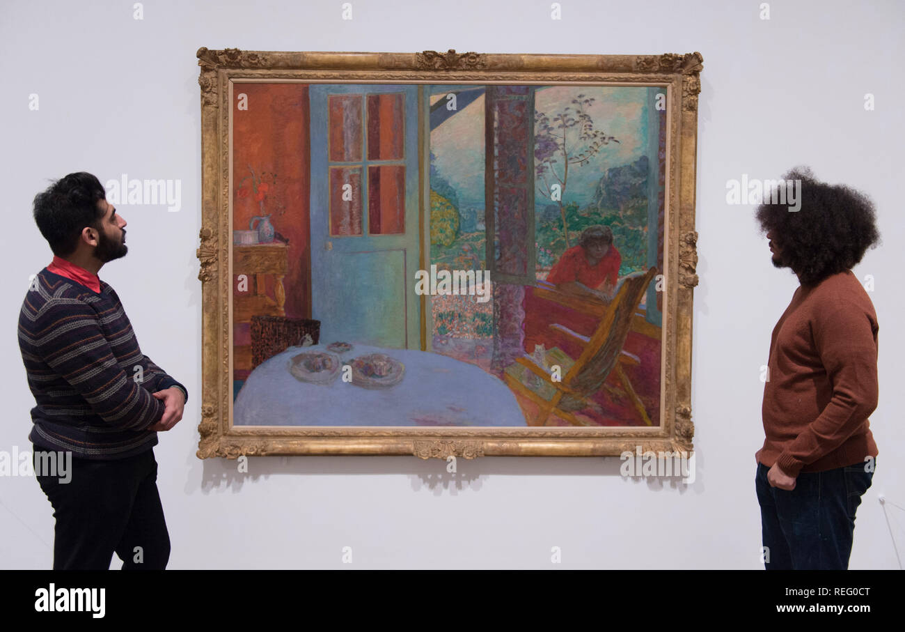 La Tate Modern di Londra, Regno Unito. Il 21 gennaio, 2019. Il Regno Unito del primo grande Pierre Bonnard esposizione in venti anni, mostra il lavoro di questa innovativa e molto amato pittore francese in una nuova luce. La mostra riunisce circa 100 dei suoi più grandi opere provenienti da musei e collezioni private di tutto il mondo e rivela come Bonnard di colori intensi e di moderne composizioni pittura trasformata nella prima metà del XX secolo. Immagine: sala da pranzo nel paese 1913, Minneapolis Istituto d'arte. Credito: Malcolm Park/Alamy Live News. Foto Stock