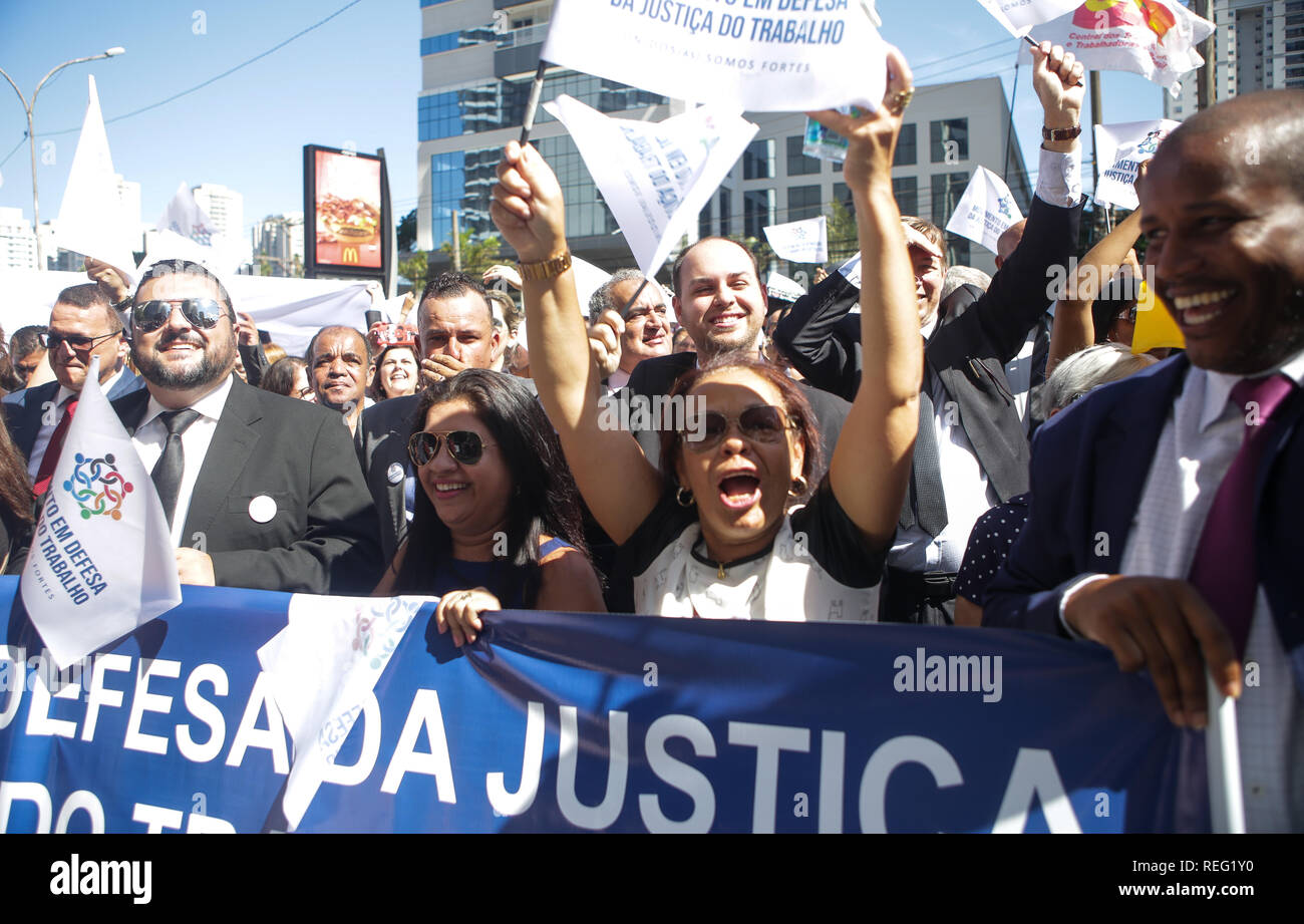 Gennaio 21, 2019 - Giudici, avvocati e funzionari giudiziari sono la promozione di una dimostrazione di fronte al Ruy Barbosa Forum di manodopera, la manifestazione si svolge in dieci stati del paese, in rilievo alle dichiarazioni del Presidente Jair Bolsonaro (PSL), che ha detto in una intervista che egli ha destinato ad estinguere questo ramo della giustizia. È il primo grande rally sulle strade di magistrati in Bolsonaro ser. Il presidente della superiorità della Corte del lavoro, JoÃ£o Batista Brito Pereira, ha consigliato contro tutti TRTs regionale. Credito: Dario Oliveira/ZUMA filo/Alamy Live News Foto Stock