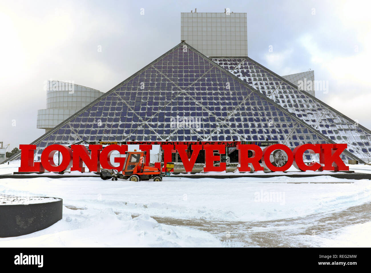 Cleveland, Ohio, Stati Uniti d'America, 21 gennaio, 2019. Neve dalla tempesta di neve Harper è deselezionata nella parte anteriore del Rock and Roll Hall of Fame e il museo in preparazione di Martin Luther King giorno le attività. Credito: Mark Kanning/Alamy Live News. Foto Stock
