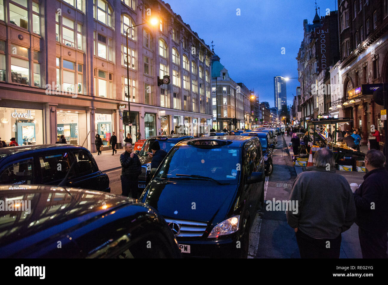 Londra, Regno Unito. Il 21 gennaio, 2019. Autisti di taxi autorizzati o Black Cab Driver, blocco Tottenham Court Road in segno di protesta contro una sentenza emessa dal Consiglio di Camden che i taxi, camion e automobili saranno vietati dalla strada da 8am-7pm dal lunedì al sabato con effetto a partire dal mese di marzo 2019. La strada e vicino a Gower Street, sarà anche trasformato da uno a due vie di traffico. Credito: Mark Kerrison/Alamy Live News Foto Stock