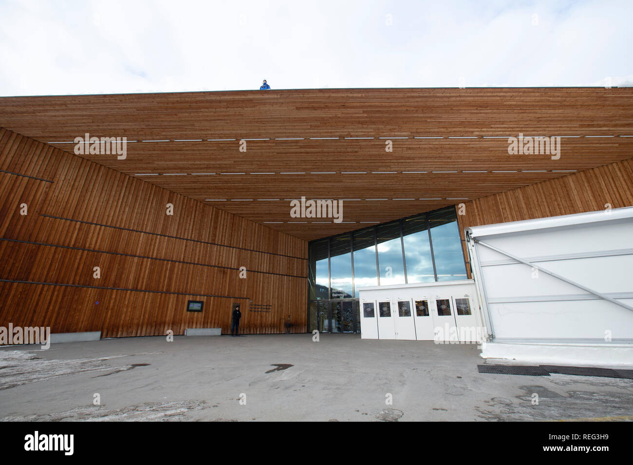 Davos, in Svizzera. Xxi gen, 2019. Un personale di sicurezza sta di guardia sul tetto di Davos Congress Center, che ospiterà la prossima 49Incontro annuale del Forum Economico Mondiale (WEF), a Davos in Svizzera, Gennaio 21, 2019. Il WEF si kick off a Davos il martedì. Credito: Xu Jinquan/Xinhua/Alamy Live News Foto Stock