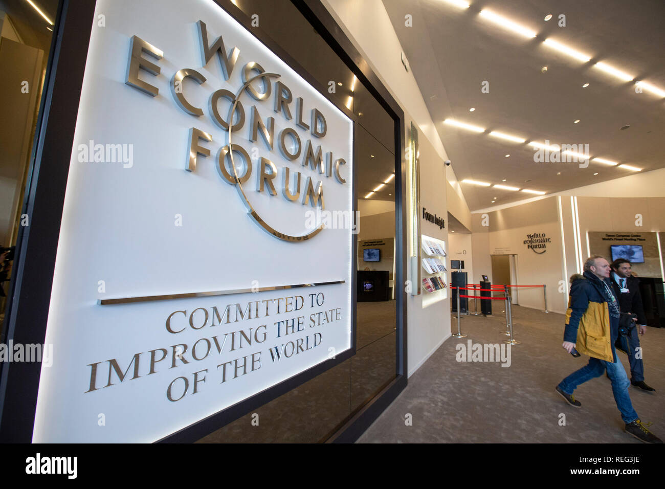 Davos, in Svizzera. Xxi gen, 2019. La gente a piedi dal logo del Forum Economico Mondiale (WEF) di Davos, in Svizzera, Gennaio 21, 2019. Il WEF si kick off a Davos il martedì. Credito: Xu Jinquan/Xinhua/Alamy Live News Foto Stock