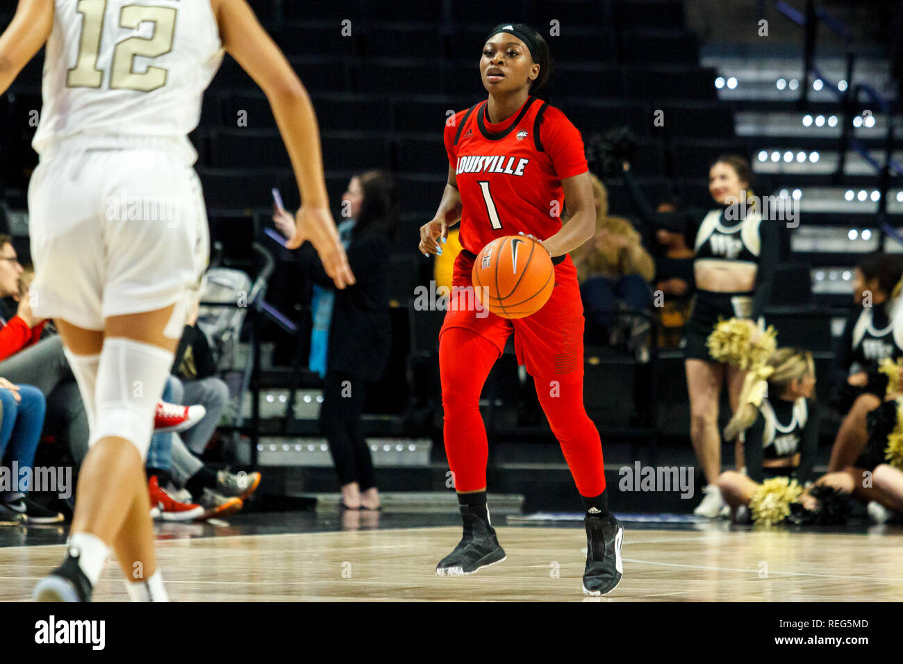 Winston-Salem, NC, Stati Uniti d'America. Xx gen, 2019. Louisville Cardinali guard Dana Evans (1) porta la palla fino in corte ACC Womens Basketball matchup LJVM al Colosseo in Winston-Salem, NC. (Scott Kinser/Cal Sport Media) Credito: csm/Alamy Live News Foto Stock