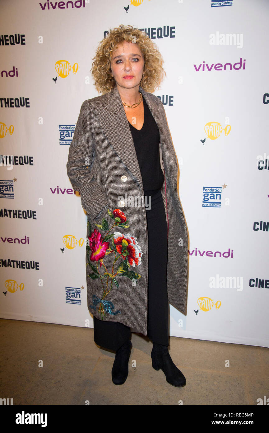 Valeria Golino assiste la premiere Les Estivants alla Cinematheque Francaise a Parigi. Foto Stock