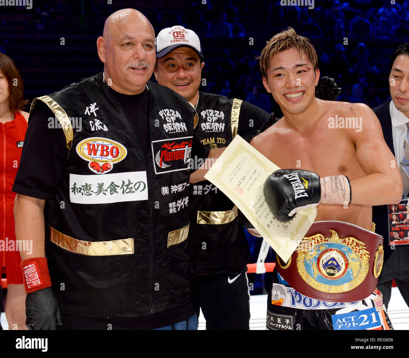 Tokyo, Giappone. 30 Dic, 2018. (L-R) Rudy Hernandez, Masayuki Ito (JPN), Daisuke Okabe Boxe : Masayuki Ito del Giappone festeggia con istruttori Rudy Hernandez e Daisuke Okabe dopo aver vinto il WBO super piuma titolo bout in generale Ota-City palestra a Tokyo in Giappone . Credito: Mikio Nakai/AFLO/Alamy Live News Foto Stock