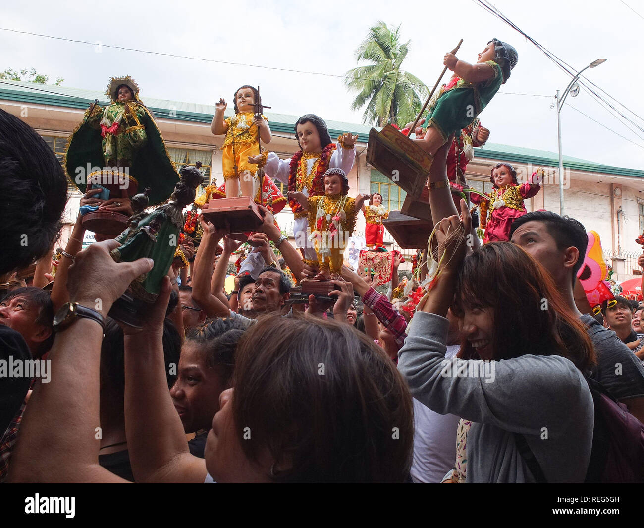 Manila, Filippine. Xi Apr, 2012. Devoteed sollevato i loro Sto. NiÃ ± 0 repliche durante la festa del Sto. NiÃ ± os in tondo.devoti Cattolici di portare il loro sto. NiÃ ± os per essere benedetti da acqua santa dal parroco della chiesa tondo per celebrare la festa del Santo NiÃ ± 0 Credito: Josefiel Rivera SOPA/images/ZUMA filo/Alamy Live News Foto Stock