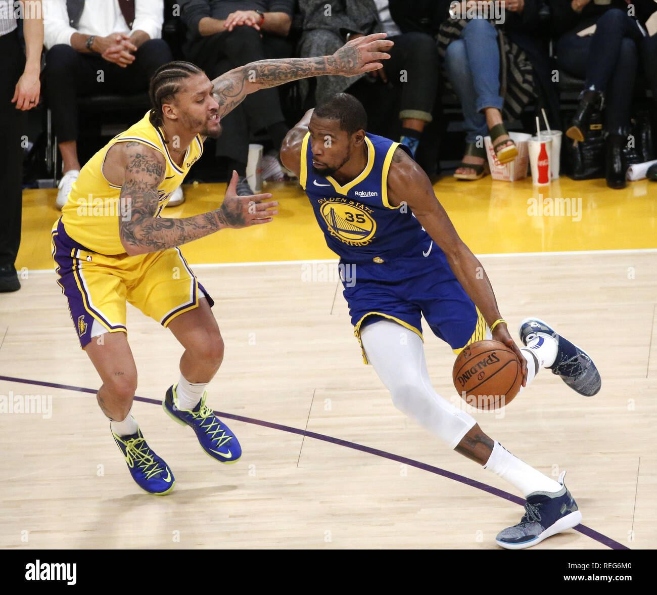 Los Angeles, California, USA. Xxi gen, 2019. Golden State Warriors' Kevin Durant (35) aziona contro Los Angeles Lakers' Michael Beasley (11) durante un'NBA Basketball gioco tra Los Angeles Lakers e Golden State Warriors Lunedì, gen. 21, 2019 a Los Angeles. Credito: Ringo Chiu/ZUMA filo/Alamy Live News Foto Stock