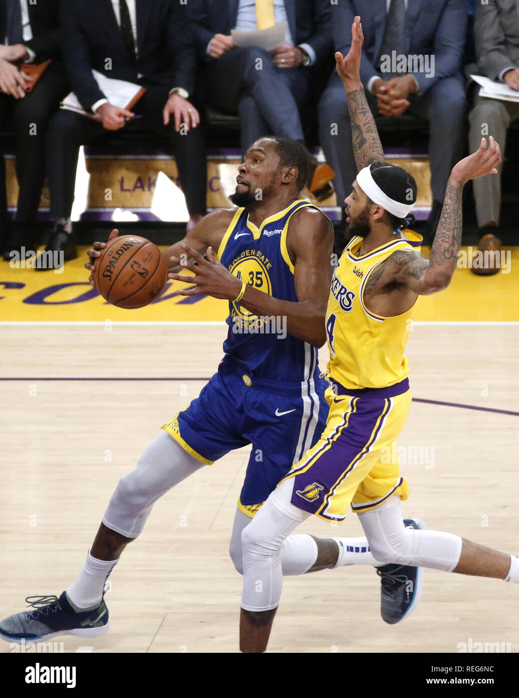 Los Angeles, California, USA. Xxi gen, 2019. Golden State Warriors' Kevin Durant (35) va al carrello mentre si è difeso da Los Angeles Lakers' Brandon Ingram (14) durante un'NBA Basketball gioco tra Los Angeles Lakers e Golden State Warriors Lunedì, gen. 21, 2019 a Los Angeles. Credito: Ringo Chiu/ZUMA filo/Alamy Live News Foto Stock