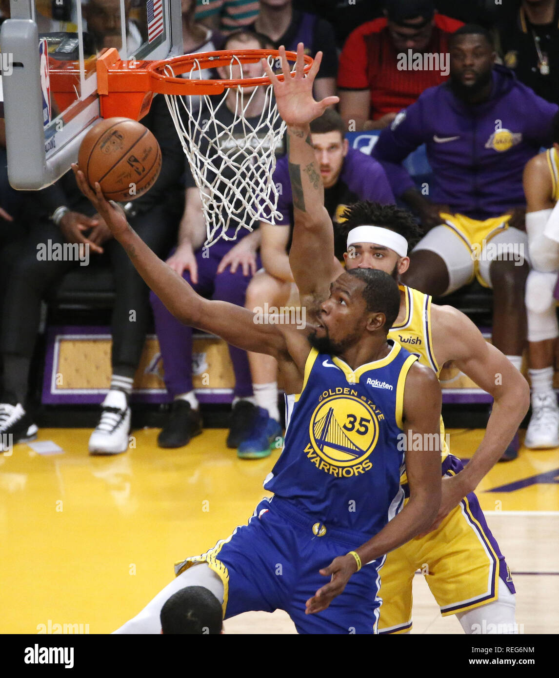 Los Angeles, California, USA. Xxi gen, 2019. Golden State Warriors' Kevin Durant (35) va al carrello mentre si è difeso da Los Angeles Lakers' JaVale McGee (7) durante un'NBA Basketball gioco tra Los Angeles Lakers e Golden State Warriors Lunedì, gen. 21, 2019 a Los Angeles. Credito: Ringo Chiu/ZUMA filo/Alamy Live News Foto Stock