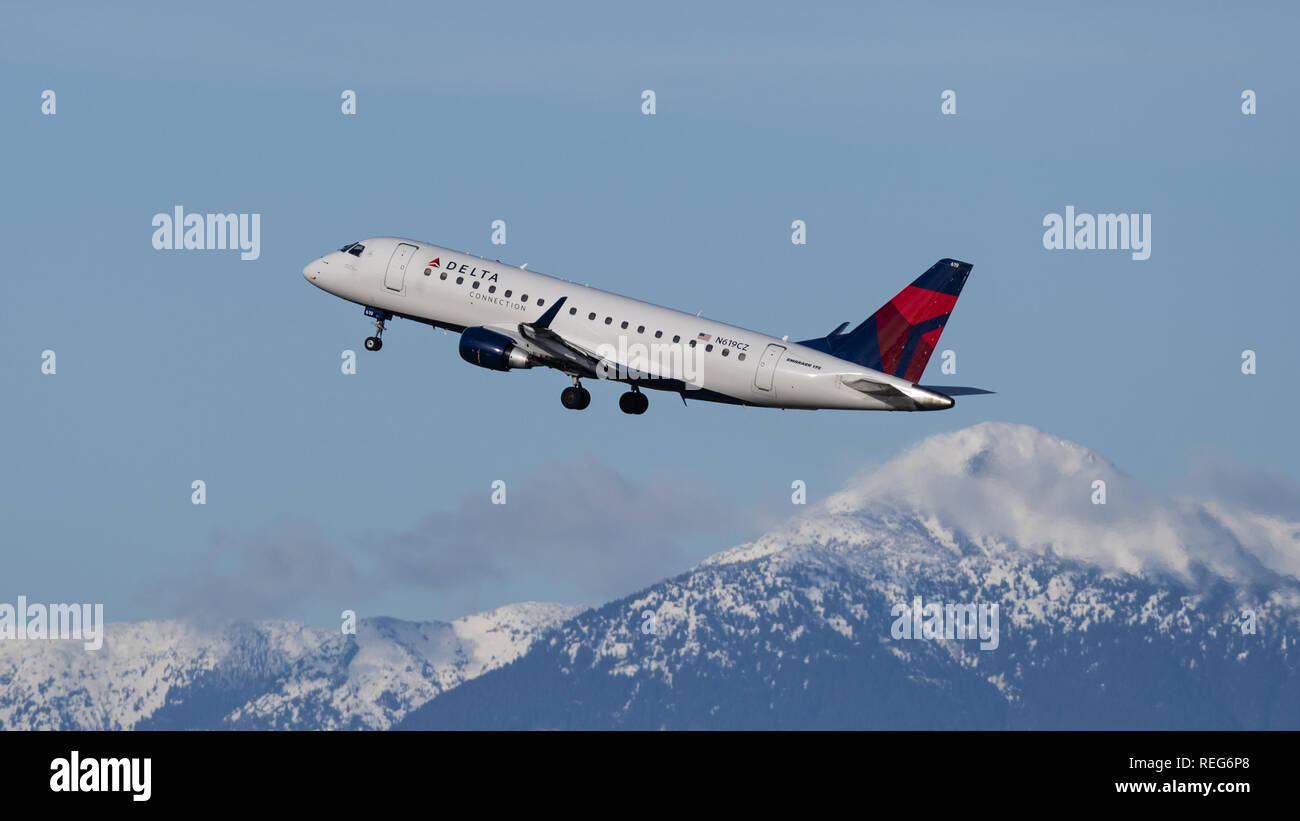 Richmond, British Columbia, Canada. Xx gen, 2019. Un collegamento a triangolo (Compass Airlines) Embraer 175 (N619CZ) aereo jet in volo dopo il decollo. L'aereo di linea è di proprietà e gestito da Compass Airlines e vola sotto contratto di Delta Air Lines. Credito: Bayne Stanley/ZUMA filo/Alamy Live News Foto Stock
