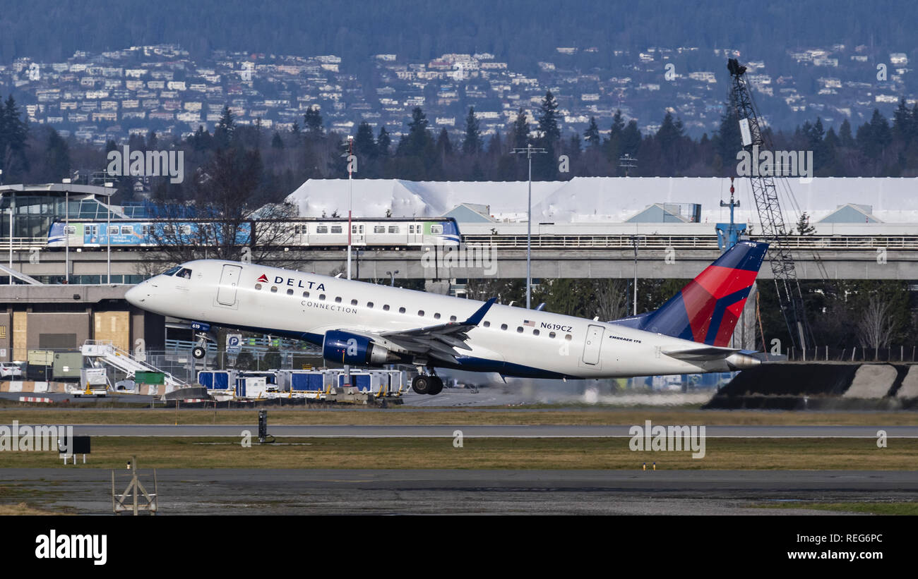 Richmond, British Columbia, Canada. Xx gen, 2019. Un collegamento a triangolo (Compass Airlines) Embraer 175 (N619CZ) aereo jet decolla dall'Aeroporto Internazionale di Vancouver. L'aereo di linea è di proprietà e gestito da Compass Airlines e vola sotto contratto di Delta Air Lines. Credito: Bayne Stanley/ZUMA filo/Alamy Live News Foto Stock