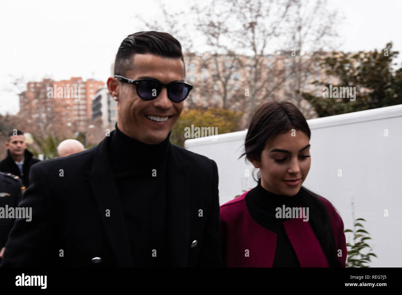 Il portoghese il calciatore Cristiano Ronaldo arriva presso il tribunale provinciale di Madrid con la sua fidanzata Georgina Rodriguez per la sua evasione fiscale di prova. Foto Stock