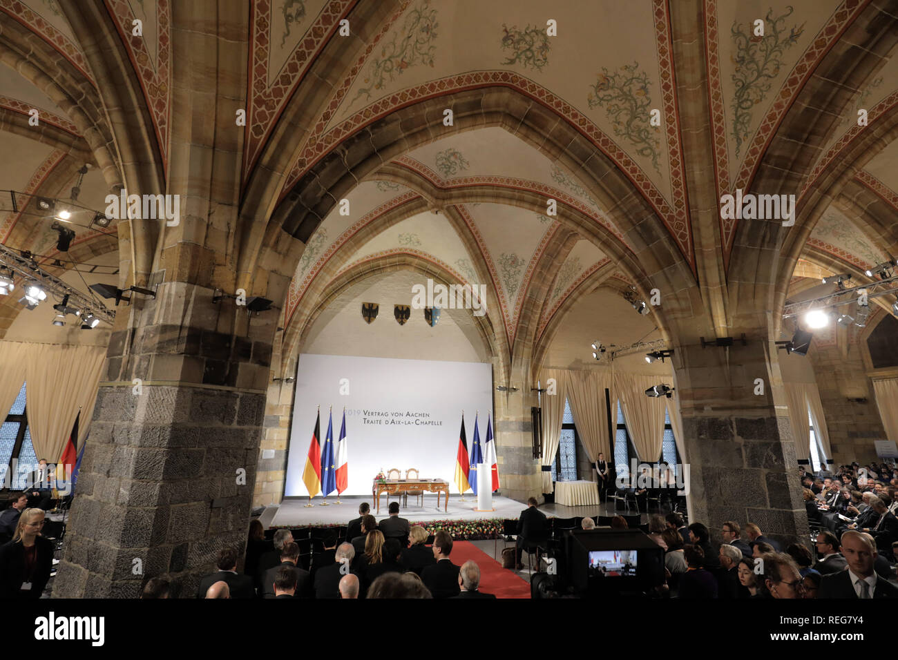 Aachen, Germania. Il 22 gennaio, 2019. Vista nella hall di fronte alla cerimonia della firma della nuova amicizia franco-tedesca trattato nell'incoronazione hall del municipio. Il cosiddetto Trattato di Aquisgrana segue dal Élysee trattato di amicizia firmato da Adenauer e de Gaulle nel 1963. Credito: Oliver Berg/dpa/Alamy Live News Foto Stock