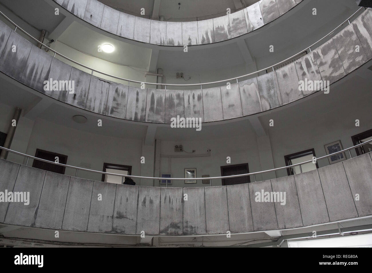 Gennaio 22, 2019 - Chongqing, Chongqing, la Cina - Chongqing Cina-l'edificio a 9 piani, costruito nel 1990, è una architettura di riferimento appartenenti ad una lunga distanza dalla stazione degli autobus nel sud-ovest ChinaÃ¢â'¬â"¢s Chongqing. (Credito Immagine: © SIPA Asia via ZUMA filo) Foto Stock