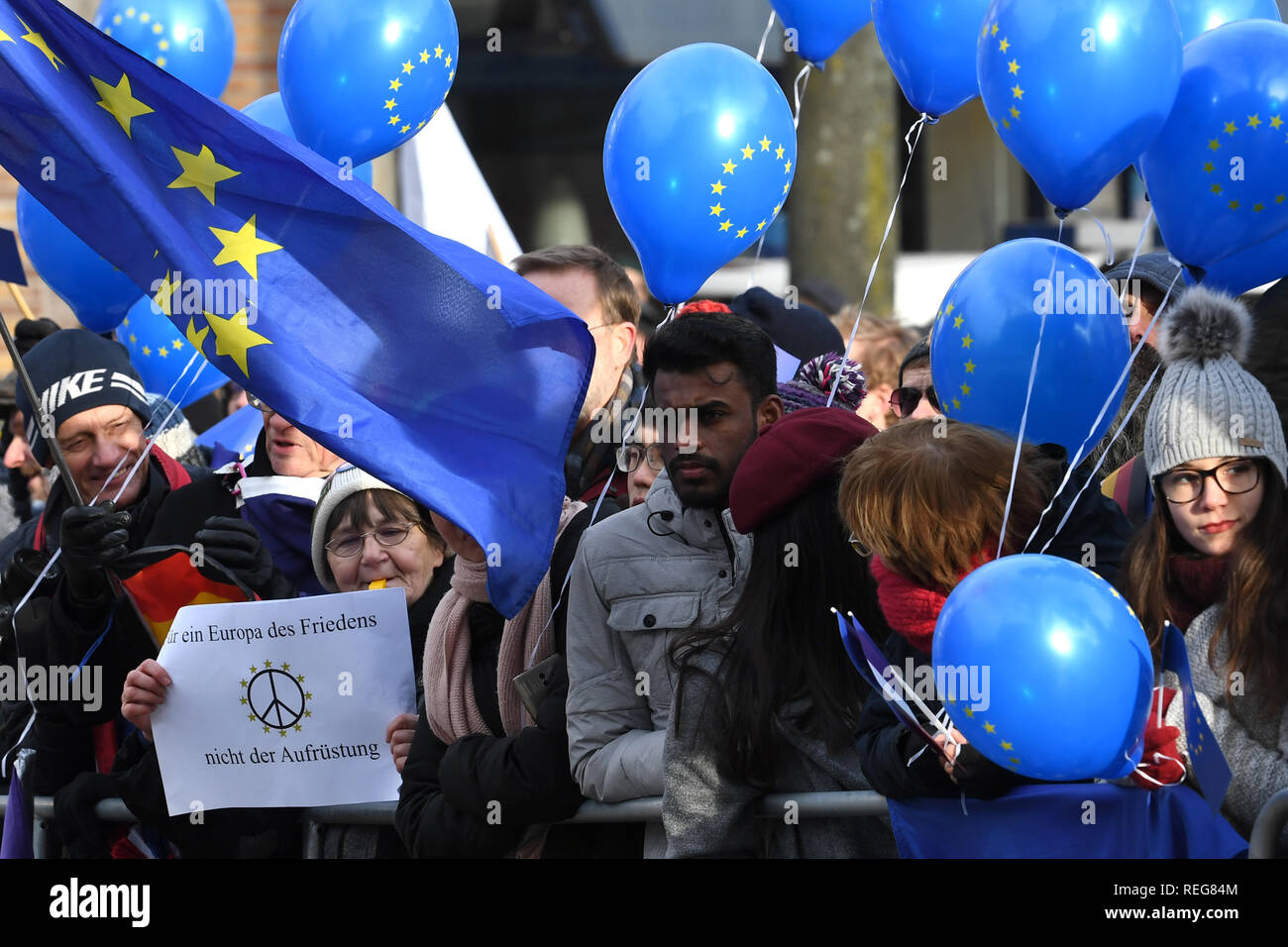 22 gennaio 2019, nella Renania settentrionale-Vestfalia, Aachen: uno spettatore detiene un pezzo di carta con la scritta "per un' Europa di pace e non di riarmo' a una barriera di fronte alla cerimonia della firma della nuova amicizia franco-tedesca trattato in Königssaal del municipio. Il cosiddetto Trattato di Aquisgrana segue dal Élysee trattato di amicizia firmato da Adenauer e de Gaulle nel 1963. Foto: Federico Gambarini/dpa Foto Stock