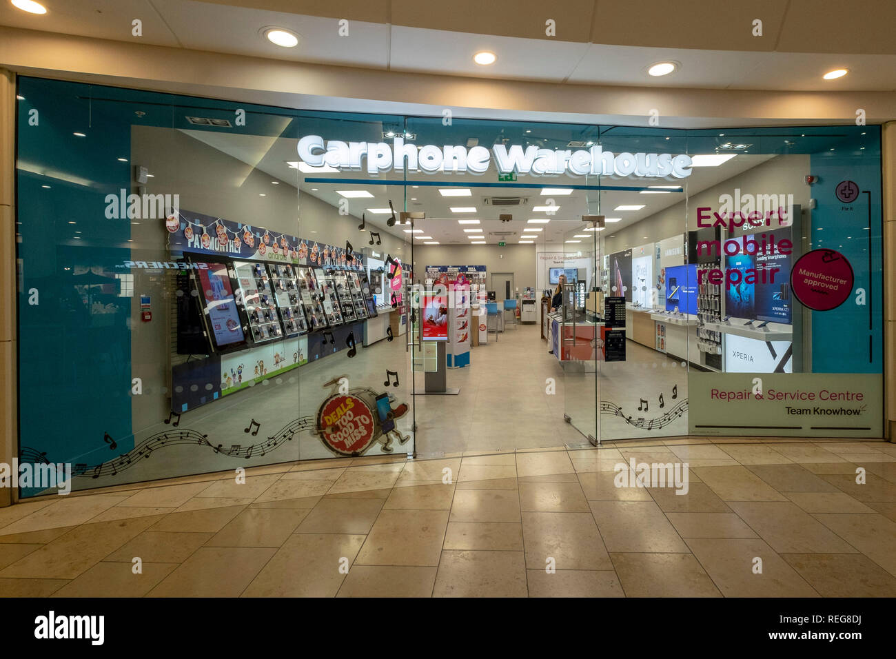 Carphone Warehouse, Norwich, Norfolk. Dixons Carphone ha riportato un altro crollo delle vendite a sua travagliata telefono mobile di divisione che trascinato sul suo terzo trimestre le prestazioni. Il rivenditore di Carphone Warehouse uscite prenotato un 7%, rientrano nel Regno Unito come-per-come le vendite in dieci settimane a gennaio 5, che include il Natale critico periodo di scambio. Foto Stock