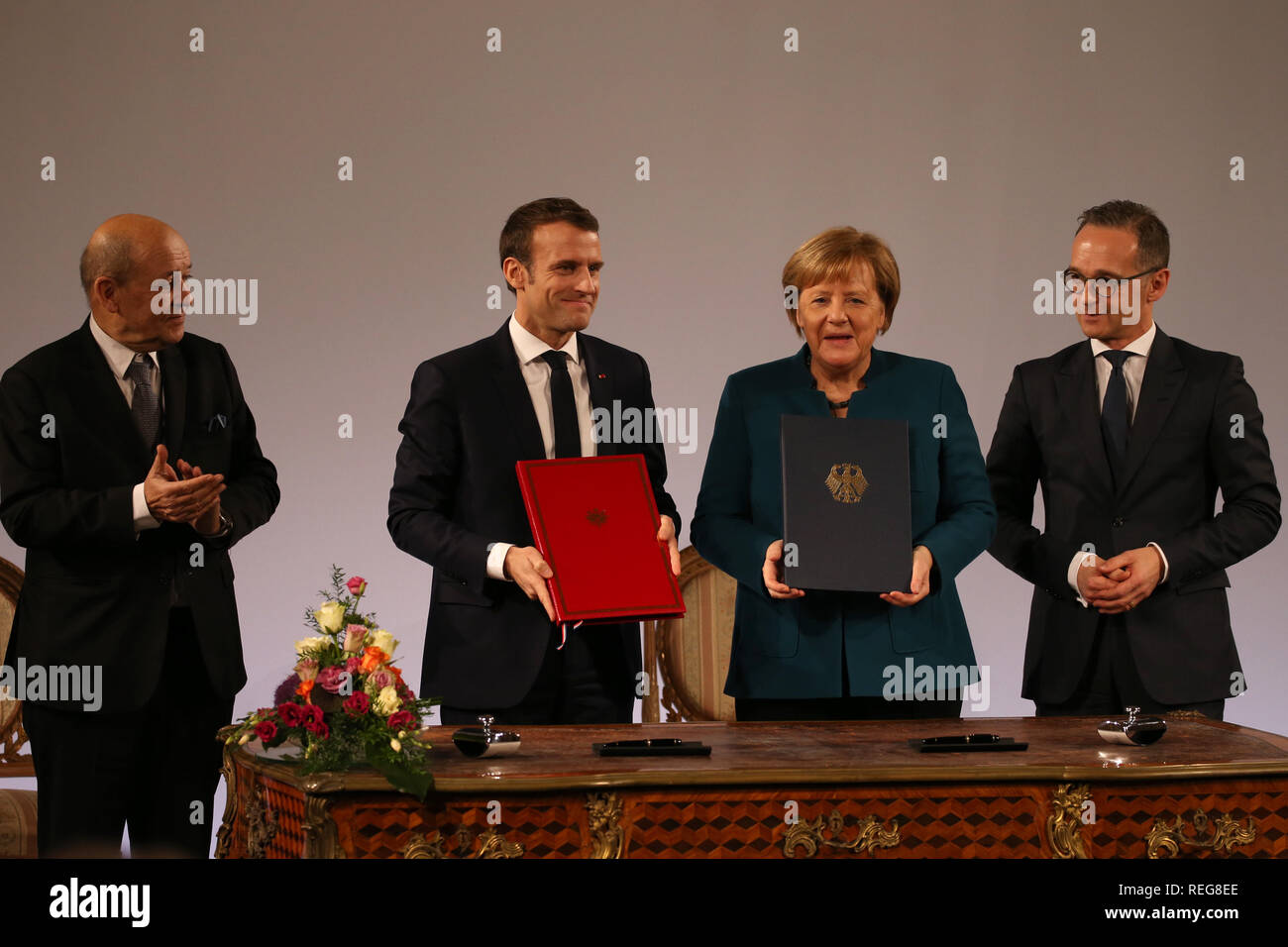 Aachen, Germania. Il 22 gennaio, 2019. Jean-Yves Le Drian (l-r), il ministro degli Affari Esteri di Francia, Emmanuel Macron, Presidente della Francia, il Cancelliere tedesco Angela Merkel (CDU), e Heiko Maas (SPD), il ministro degli Affari Esteri, dopo la firma del trattato durante la cerimonia della firma della nuova amicizia franco-tedesca trattato nell'incoronazione hall del municipio. Il cosiddetto Trattato di Aquisgrana segue dal Élysee trattato di amicizia firmato da Adenauer e de Gaulle nel 1963. Credito: Oliver Berg/dpa/Alamy Live News Foto Stock