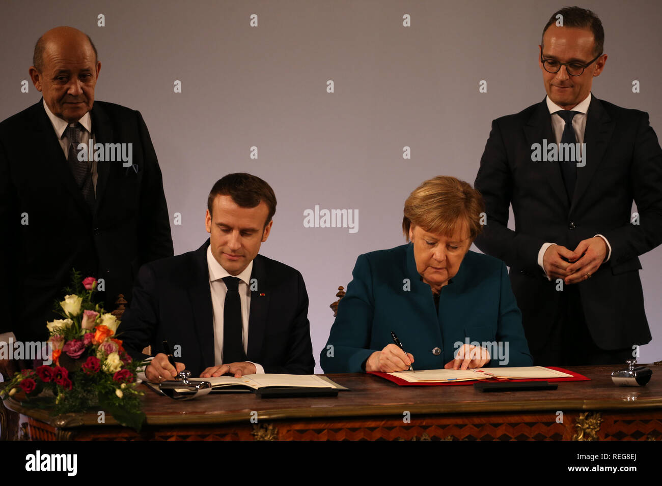 Aachen, Germania. Il 22 gennaio, 2019. Emmanuel Macron, Presidente della Francia e il Cancelliere tedesco Angela Merkel (CDU), firmano il trattato, osservata da Jean-Yves Le Drian (l), il ministro degli Esteri francese, e Heiko Maas (r, SPD), il Ministro degli esteri tedesco, durante la cerimonia della firma della nuova amicizia franco-tedesca trattato nell'incoronazione hall del municipio. Il cosiddetto Trattato di Aquisgrana segue dal Élysee trattato di amicizia firmato da Adenauer e de Gaulle nel 1963. Credito: Oliver Berg/dpa/Alamy Live News Foto Stock