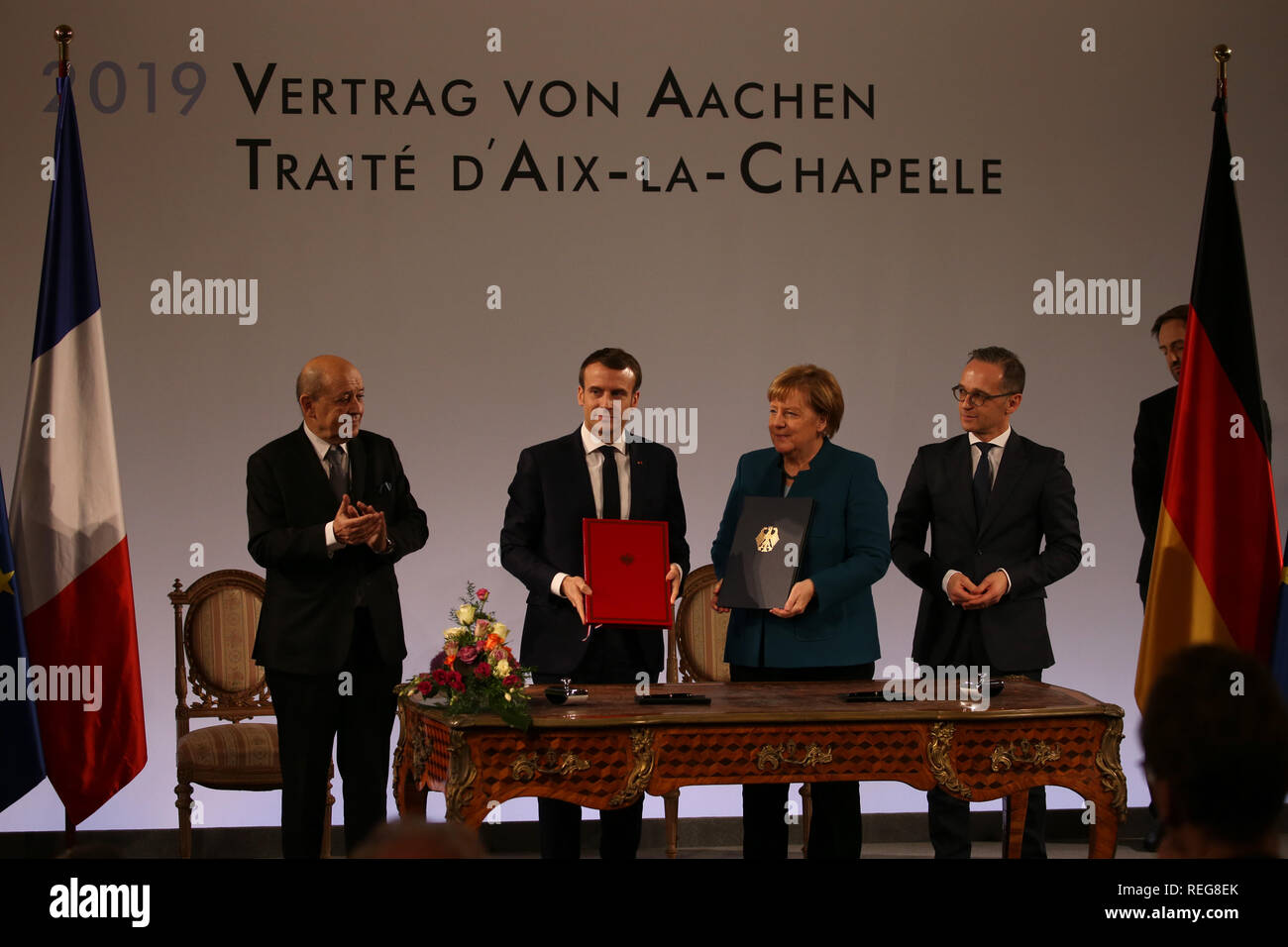Aachen, Germania. Il 22 gennaio, 2019. Jean-Yves Le Drian (l-r), il ministro degli Affari Esteri di Francia, Emmanuel Macron, Presidente della Francia, il Cancelliere tedesco Angela Merkel (CDU), e Heiko Maas (SPD), il ministro degli Affari Esteri, dopo la firma del trattato durante la cerimonia della firma della nuova amicizia franco-tedesca trattato nell'incoronazione hall del municipio. Il cosiddetto Trattato di Aquisgrana segue dal Élysee trattato di amicizia firmato da Adenauer e de Gaulle nel 1963. Credito: Oliver Berg/dpa/Alamy Live News Foto Stock