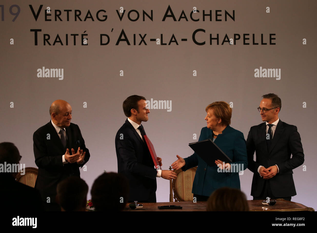 Aachen, Germania. Il 22 gennaio, 2019. Jean-Yves Le Drian (l-r), il ministro degli Affari Esteri di Francia, Emmanuel Macron, Presidente della Francia, il Cancelliere tedesco Angela Merkel (CDU), e Heiko Maas (SPD), il ministro degli Affari Esteri, dopo la firma del trattato durante la cerimonia della firma della nuova amicizia franco-tedesca trattato nell'incoronazione hall del municipio. Il cosiddetto Trattato di Aquisgrana segue dal Élysee trattato di amicizia firmato da Adenauer e de Gaulle nel 1963. Credito: Oliver Berg/dpa/Alamy Live News Foto Stock