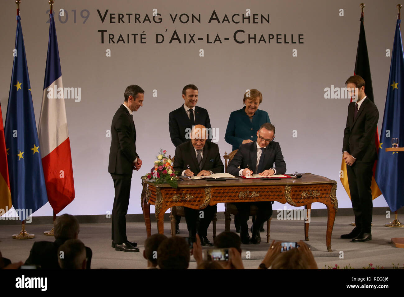Aachen, Germania. Il 22 gennaio, 2019. Jean-Yves Le Drian (l), il ministro degli Esteri francese, e Heiko Maas (SPD), il Ministro degli esteri tedesco, firmano il trattato, osservata da JEmmanuel Macron, Presidente della Francia, e il Cancelliere tedesco Angela Merkel (CDU), durante la cerimonia della firma della nuova amicizia franco-tedesca trattato nell'incoronazione hall del municipio. Il cosiddetto Trattato di Aquisgrana segue dal Élysee trattato di amicizia firmato da Adenauer e de Gaulle nel 1963. Credito: Oliver Berg/dpa/Alamy Live News Foto Stock
