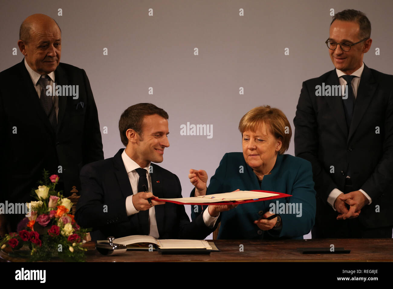 Aachen, Germania. Il 22 gennaio, 2019. Emmanuel Macron, Presidente della Francia e il Cancelliere tedesco Angela Merkel (CDU), firmano il trattato, osservata da Jean-Yves Le Drian (l), il ministro degli Esteri francese, e Heiko Maas (r, SPD), il Ministro degli esteri tedesco, durante la cerimonia della firma della nuova amicizia franco-tedesca trattato nell'incoronazione hall del municipio. Il cosiddetto Trattato di Aquisgrana segue dal Élysee trattato di amicizia firmato da Adenauer e de Gaulle nel 1963. Credito: Oliver Berg/dpa/Alamy Live News Foto Stock