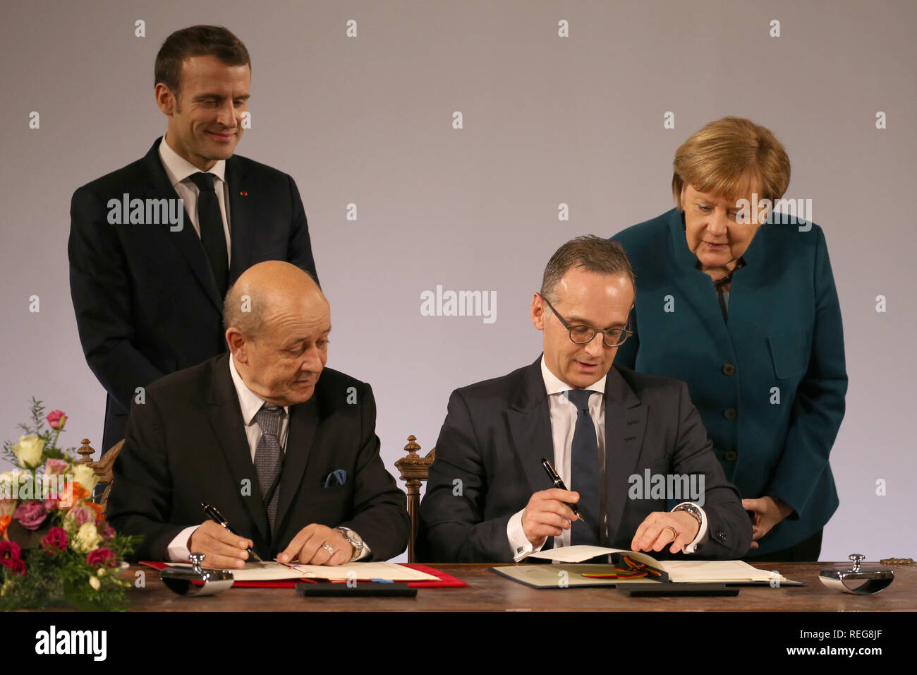 Aachen, Germania. Il 22 gennaio, 2019. Jean-Yves Le Drian (l), il ministro degli Esteri francese, e Heiko Maas (SPD), il Ministro degli esteri tedesco, firmano il trattato, osservata da JEmmanuel Macron, Presidente della Francia, e il Cancelliere tedesco Angela Merkel (CDU), durante la cerimonia della firma della nuova amicizia franco-tedesca trattato nell'incoronazione hall del municipio. Il cosiddetto Trattato di Aquisgrana segue dal Élysee trattato di amicizia firmato da Adenauer e de Gaulle nel 1963. Credito: Oliver Berg/dpa/Alamy Live News Foto Stock