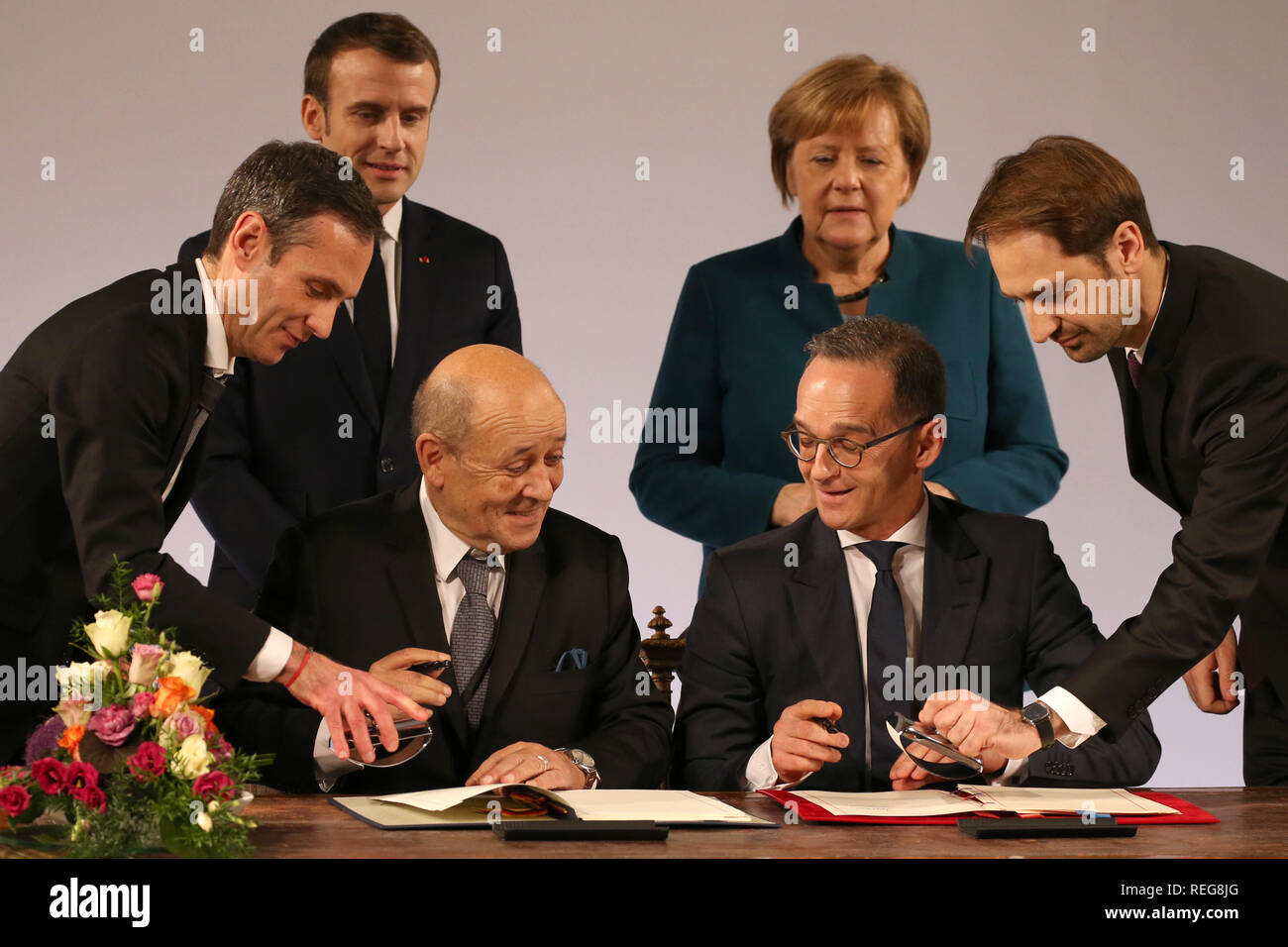 Aachen, Germania. Il 22 gennaio, 2019. Jean-Yves Le Drian (l), il ministro degli Esteri francese, e Heiko Maas (SPD), il Ministro degli esteri tedesco, firmano il trattato, osservata da JEmmanuel Macron, Presidente della Francia, e il Cancelliere tedesco Angela Merkel (CDU), durante la cerimonia della firma della nuova amicizia franco-tedesca trattato nell'incoronazione hall del municipio. Il cosiddetto Trattato di Aquisgrana segue dal Élysee trattato di amicizia firmato da Adenauer e de Gaulle nel 1963. Credito: Oliver Berg/dpa/Alamy Live News Foto Stock