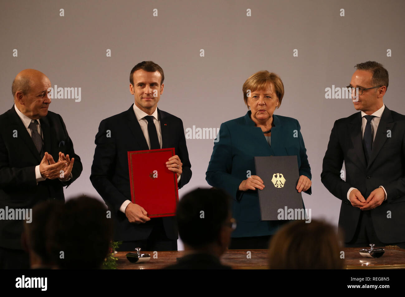 Aachen, Germania. Il 22 gennaio, 2019. Jean-Yves Le Drian (l-r), il ministro degli Affari Esteri di Francia, Emmanuel Macron, Presidente della Francia, il Cancelliere tedesco Angela Merkel (CDU), e Heiko Maas (SPD), il ministro degli Affari Esteri, dopo la firma del trattato durante la cerimonia della firma della nuova amicizia franco-tedesca trattato nell'incoronazione hall del municipio. Il cosiddetto Trattato di Aquisgrana segue dal Élysee trattato di amicizia firmato da Adenauer e de Gaulle nel 1963. Credito: Oliver Berg/dpa/Alamy Live News Foto Stock