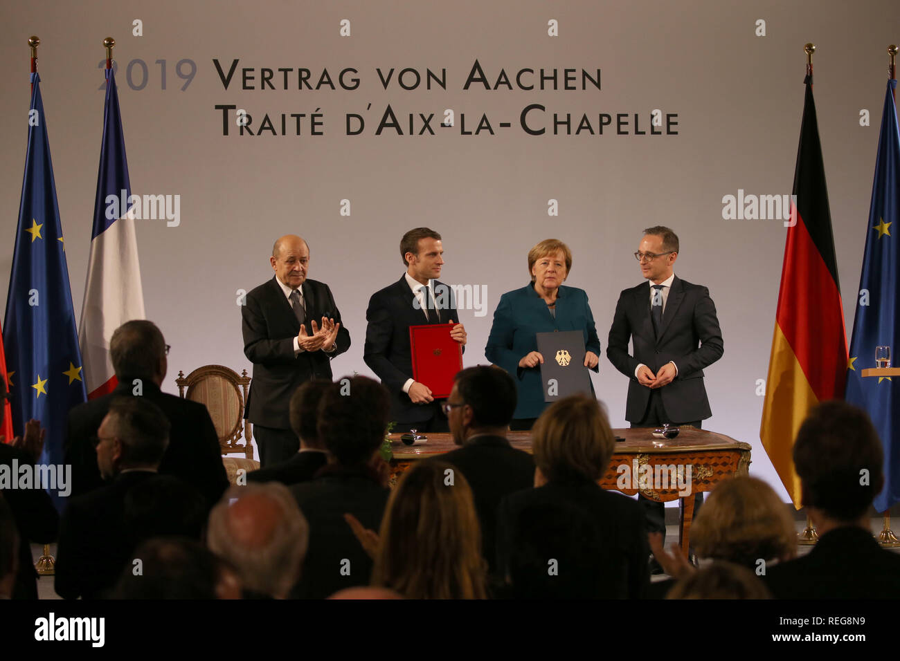 Aachen, Germania. Il 22 gennaio, 2019. Jean-Yves Le Drian (l-r), il ministro degli Affari Esteri di Francia, Emmanuel Macron, Presidente della Francia, il Cancelliere tedesco Angela Merkel (CDU), e Heiko Maas (SPD), il ministro degli Affari Esteri, dopo la firma del trattato durante la cerimonia della firma della nuova amicizia franco-tedesca trattato nell'incoronazione hall del municipio. Il cosiddetto Trattato di Aquisgrana segue dal Élysee trattato di amicizia firmato da Adenauer e de Gaulle nel 1963. Credito: Oliver Berg/dpa/Alamy Live News Foto Stock