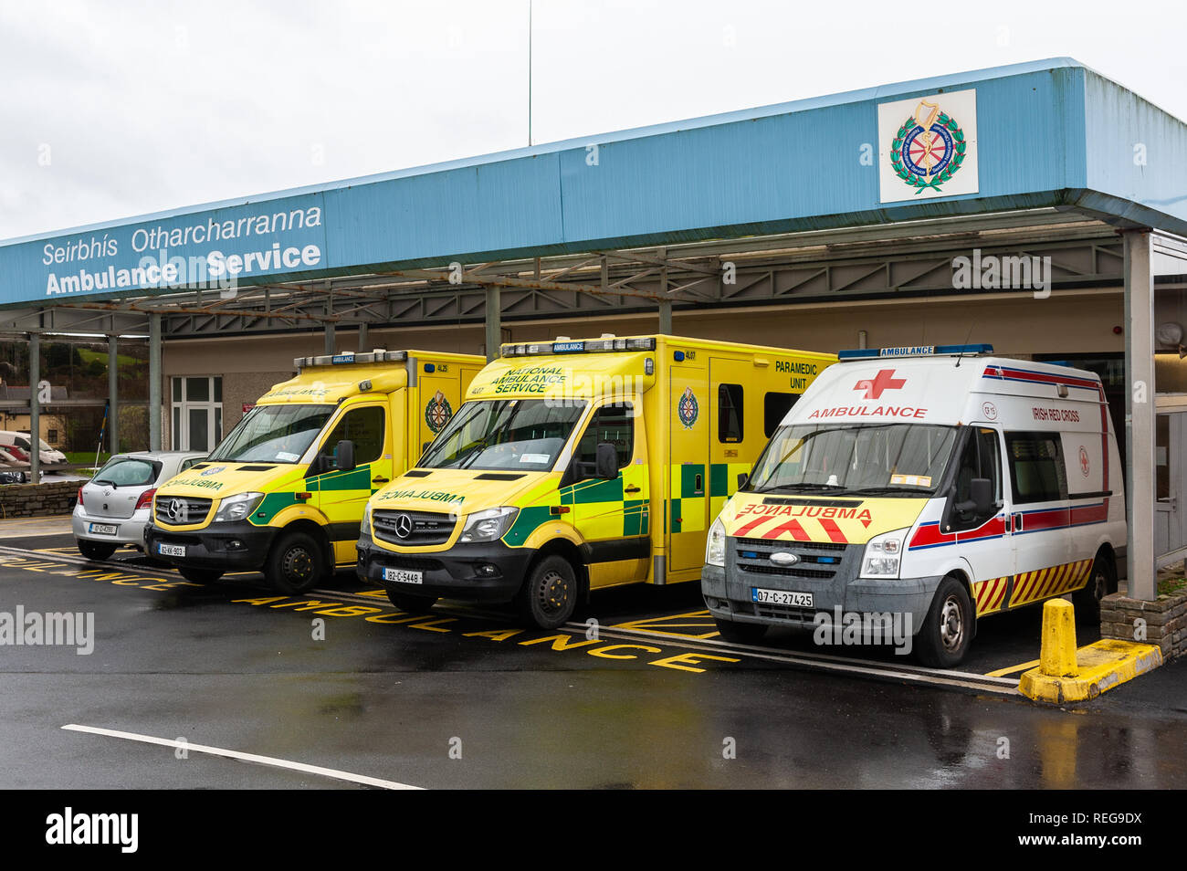 Bantry, West Cork, Irlanda. 22 gennaio 2019. Le ambulanze HSE sono inattive alla stazione di ambulanza di Bantry mentre i paramedici colpiscono. Lo sciopero è sulla mancanza di riconoscimento da parte dell'HSE dell'Associazione nazionale dei rappresentanti del servizio di ambulanza (NASRA). L'HSE dice che riconosce SIPTU, UNITE e FÓRSA, ma pretende che il riconoscimento di altri sindacati comprometterebbe le buone relazioni nel servizio nazionale di ambulanza. Le ambulanze dell'esercito sono state redatte per fornire copertura per la durata dello sciopero, dalle 7:00 alle 17:00 di oggi. Credit: Notizie dal vivo di AG/Alamy. Foto Stock