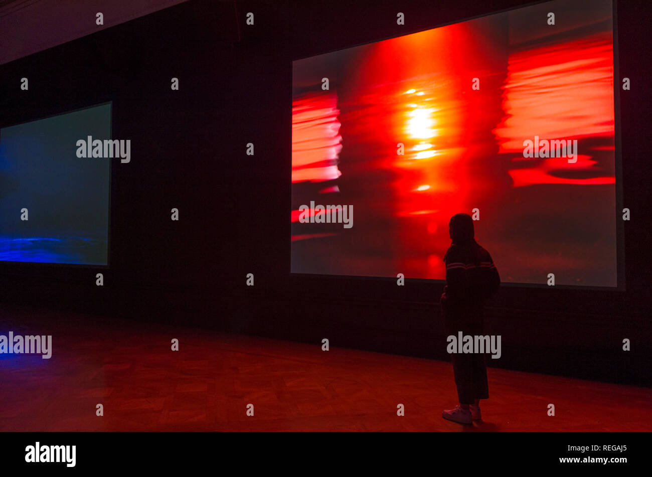 La Royal Academy of Arts di Londra, Regno Unito. 22 gennaio, 2019. Bill Viola / Michelangelo: la vita e la morte, rinascita, è un occasione unica per vedere le grandi opere da viola la lunga carriera e alcuni dei più grandi disegni mai creata da Michelangelo, insieme per la prima volta. È la prima mostra della Royal Academy in gran parte dedicata al video arte. Immagine: cinque angeli per il Millennio, 2001. Credito: Malcolm Park/Alamy Live News. Foto Stock