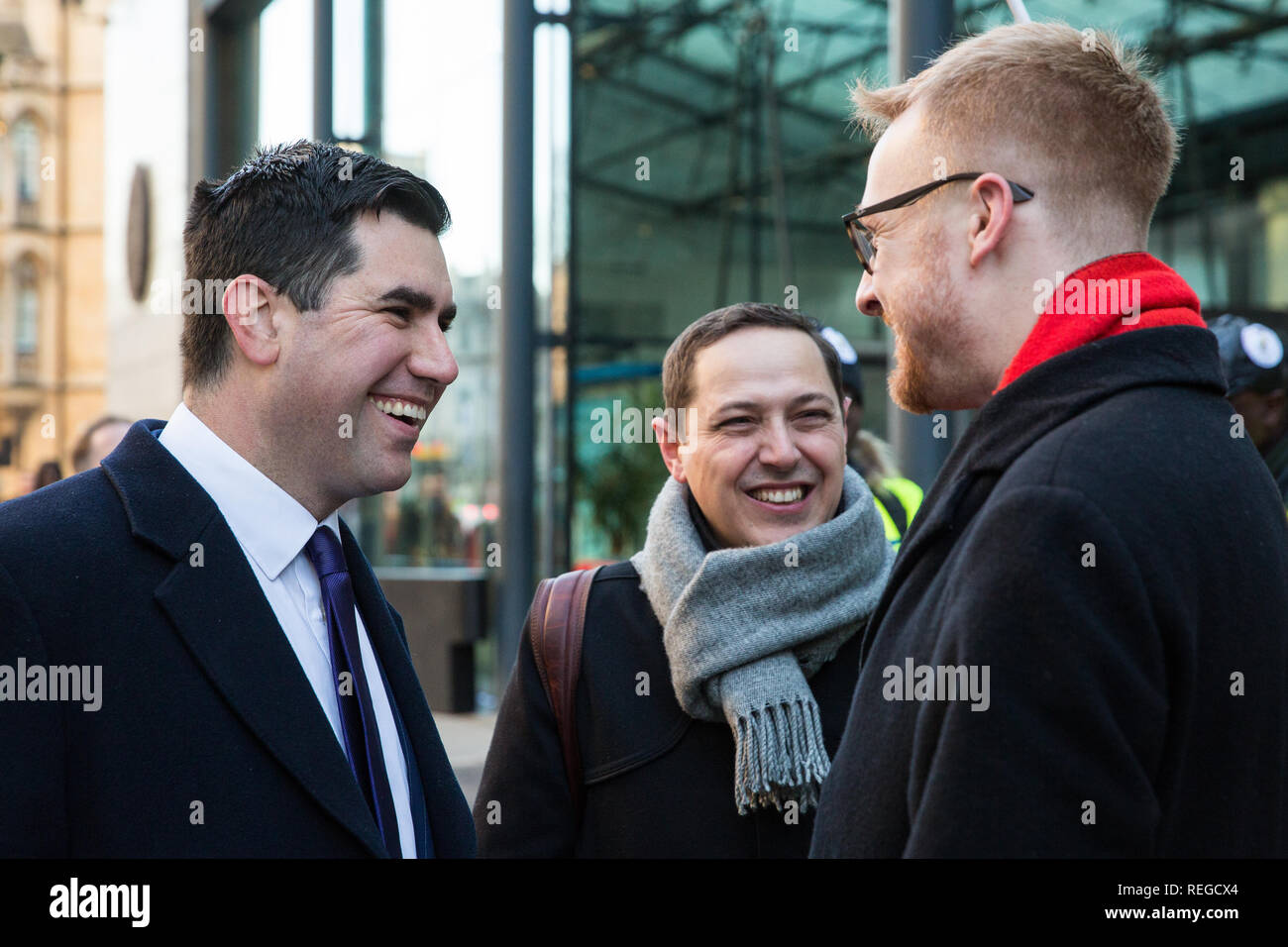 Londra, Regno Unito. Il 22 gennaio, 2019. Ombra del Segretario di Stato per la giustizia e l'Ombra Lord Cancelliere Richard Burgon (l) mostra la solidarietà per il personale di supporto al BEIS rappresentata dai servizi pubblici e commerciali (PC) europea sulla linea di picchetto dopo inizio uno sciopero per il vivere a Londra salario di £ 10,55 per ora e parità di retribuzione della malattia e di congedo annuale Indennità con i funzionari. Lo sciopero è coordinato con gli addetti alla reception e il personale addetto alla sicurezza e detergenti presso il Ministero della Giustizia (MoJ) rappresentato dal Regno voci del mondo (UVW) sindacato. Credito: Mark Kerrison/Alamy Live News Foto Stock