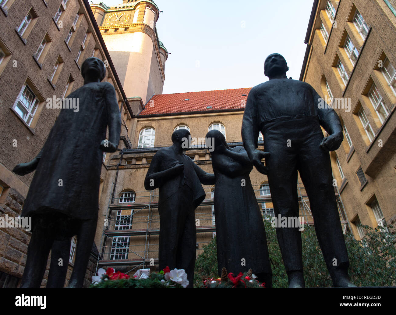 Dresden, Germania. Il 22 gennaio, 2019. Il gruppo scultoreo "combattenti della resistenza' di Arnd Wittig sorge sui terreni della Münchner Platz Memorial. Nel cortile interno del complesso vi è stata una caduta di spada macchina che è servita per eseguire le condanne a morte durante l'occupazione sovietica e la RDT dittatura. Un totale di più di 1.300 persone hanno perso la loro vita qui. Credito: Monika Skolimowska/dpa-Zentralbild/dpa/Alamy Live News Foto Stock