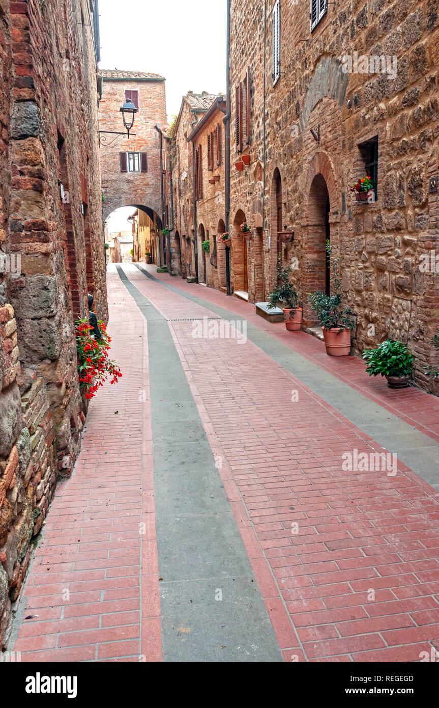 Strada pedonale a Casole d'Elsa, Italia Foto Stock