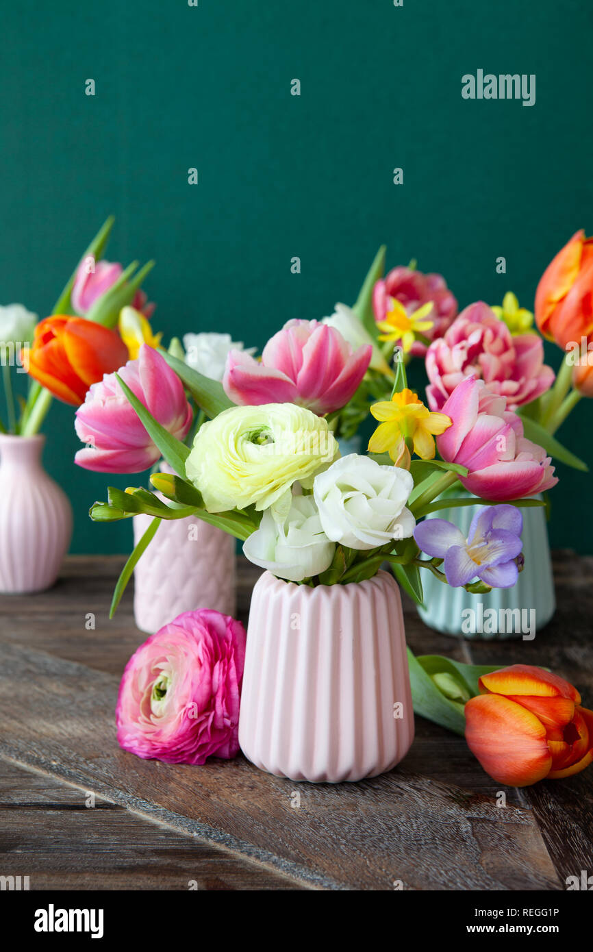 Piccoli mazzi realizzato dal brillante Allegro fiori di primavera Foto Stock