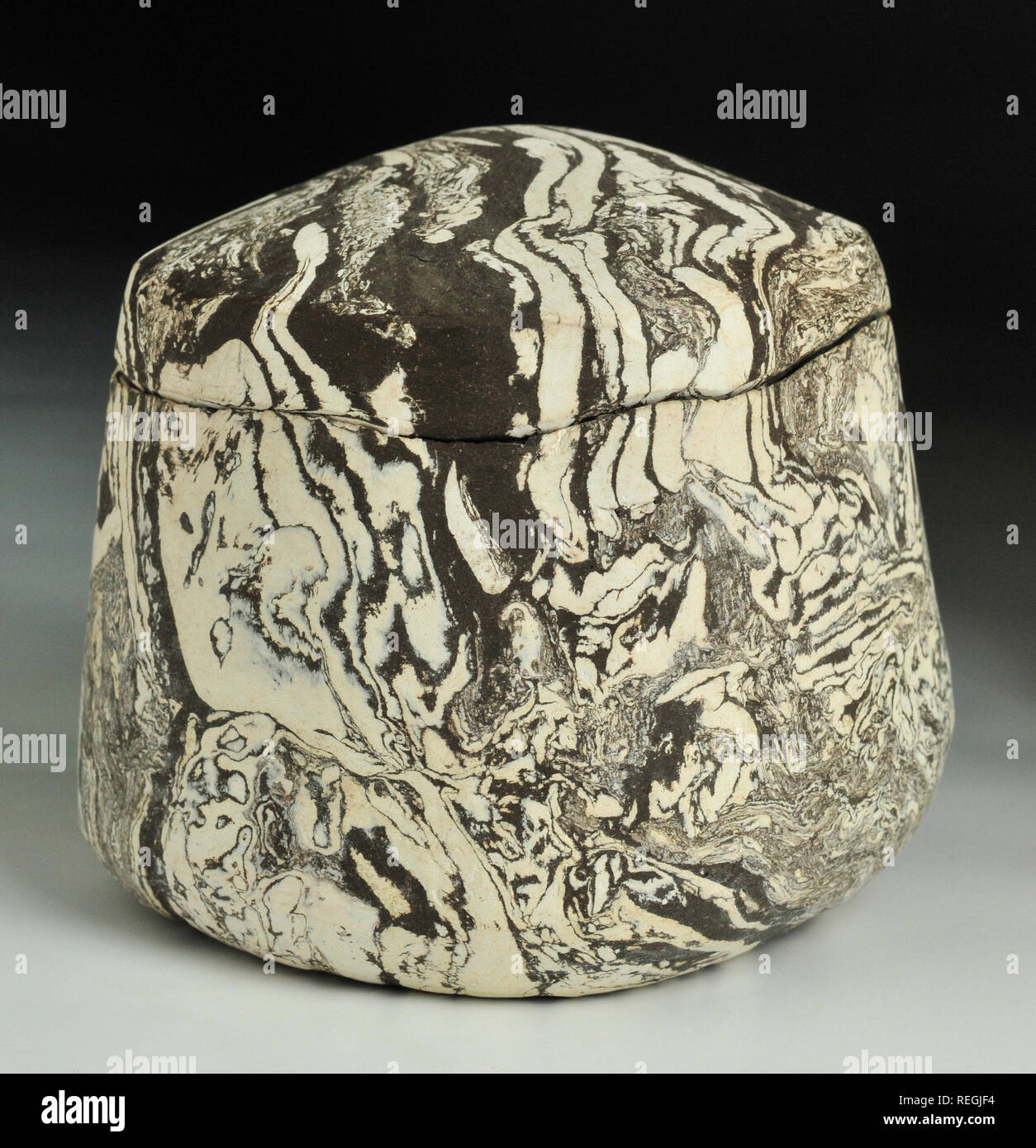 In bianco e nero di argilla mista lidded ceramica smaltata pollice pot Foto Stock