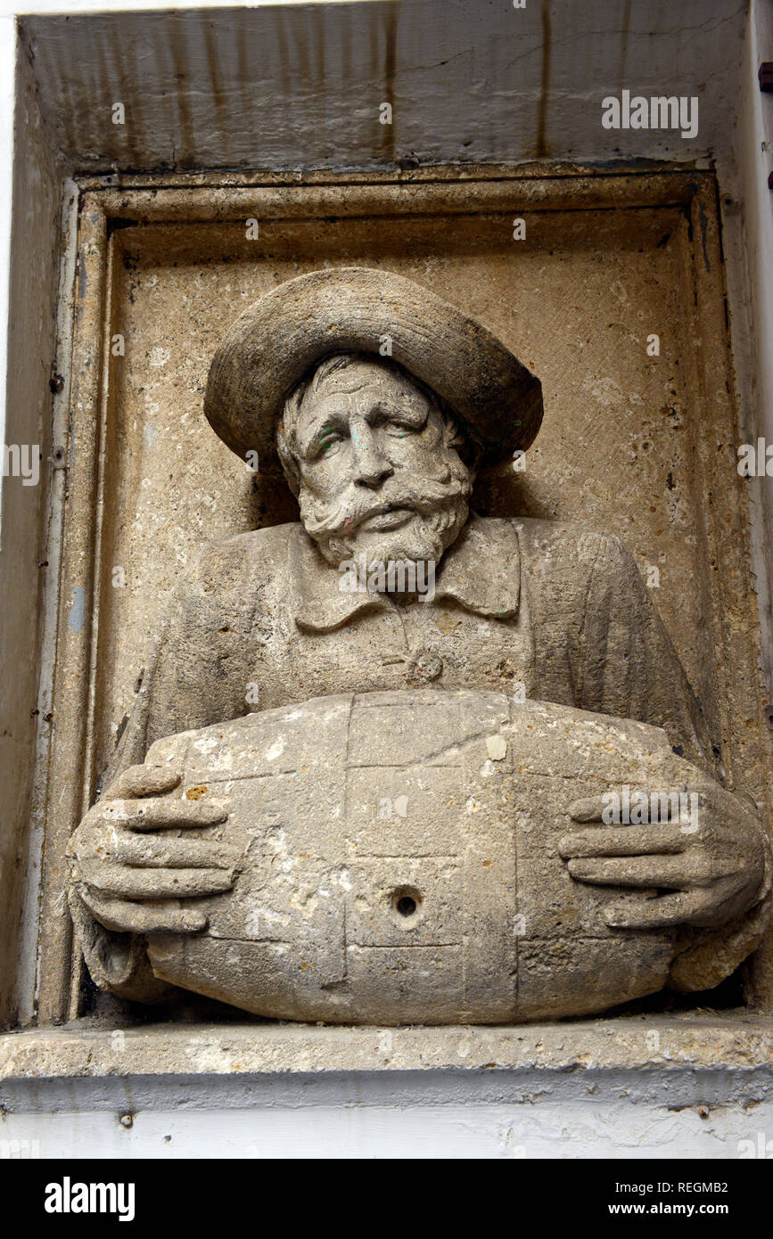 Intaglio di un uomo vecchio con hat impostato in una parete di un edificio per i vicoli del centro di Sorrento, Italia vicino alla Costiera Amalfitana Foto Stock