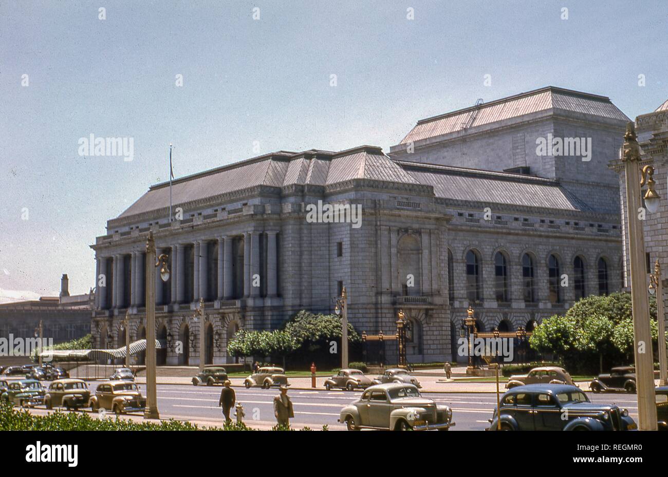 Auto e pedoni sono visibili nella parte anteriore della facciata del War Memorial Opera House nel Centro Civico quartiere di San Francisco in California in una giornata di sole, 1945. () Foto Stock