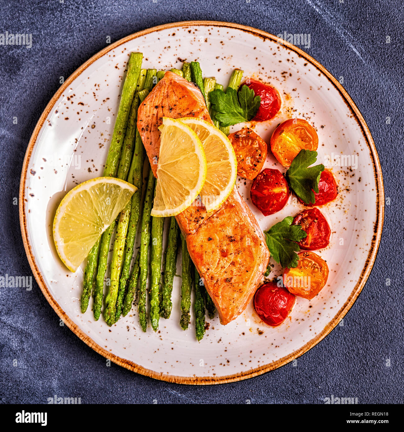Salmone alla griglia con asparagi e pomodori, vista dall'alto. Foto Stock